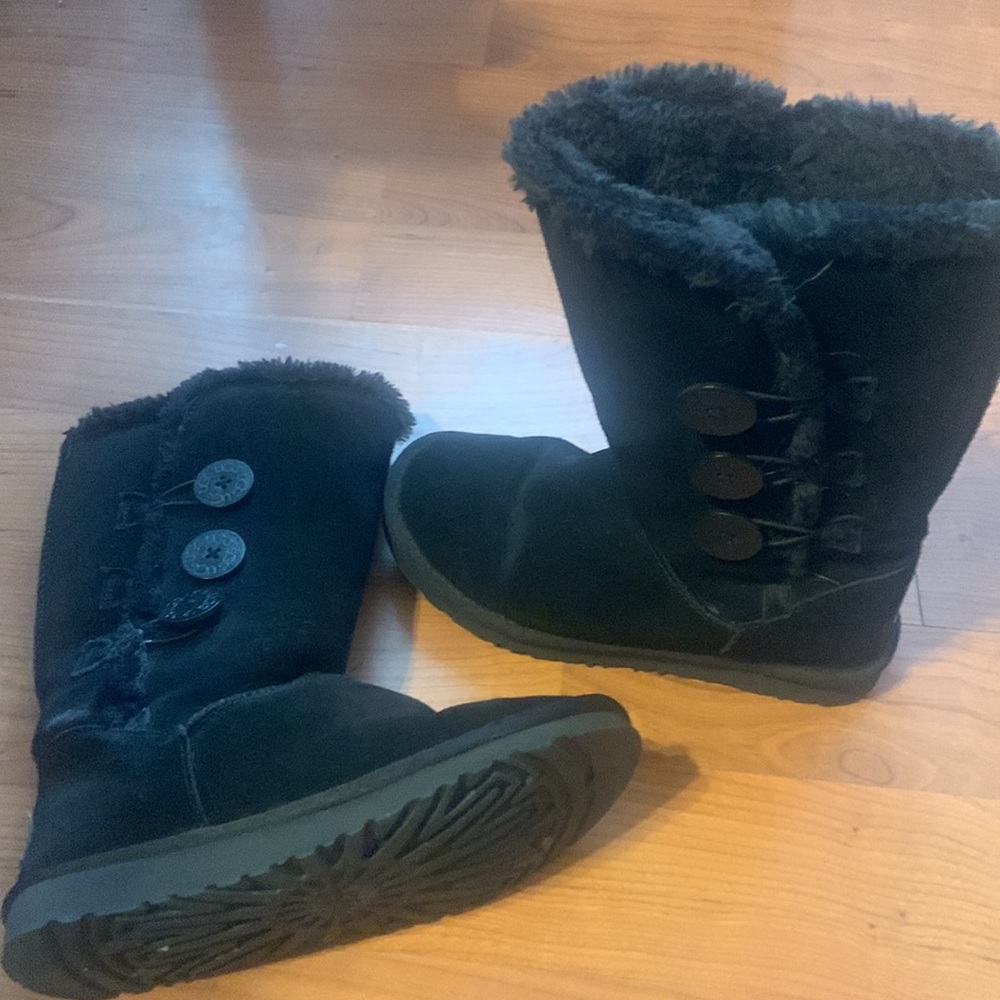 Uggs Bailey Button. Great Condition - image 2
